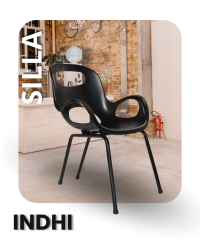 Silla Indhi de plástico negro moldeado con brazos